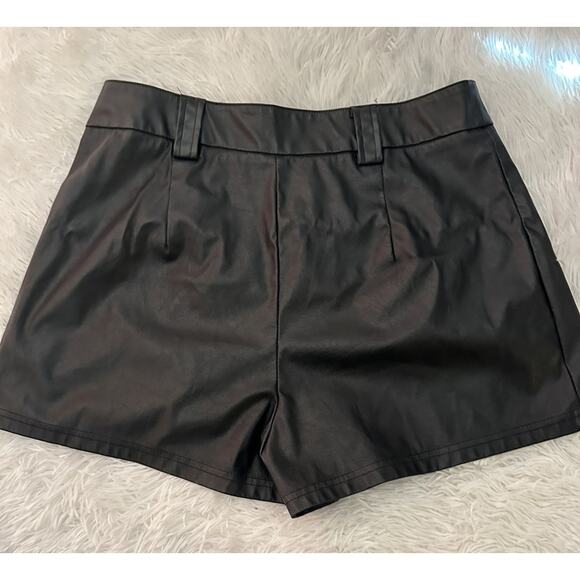 SHEIN Women’s Faux Leather Shorts Black Size M 8-10 pleated - Picture 2 of 3